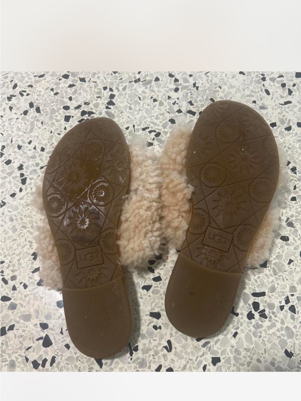 Ugg - Picture 4 of 5